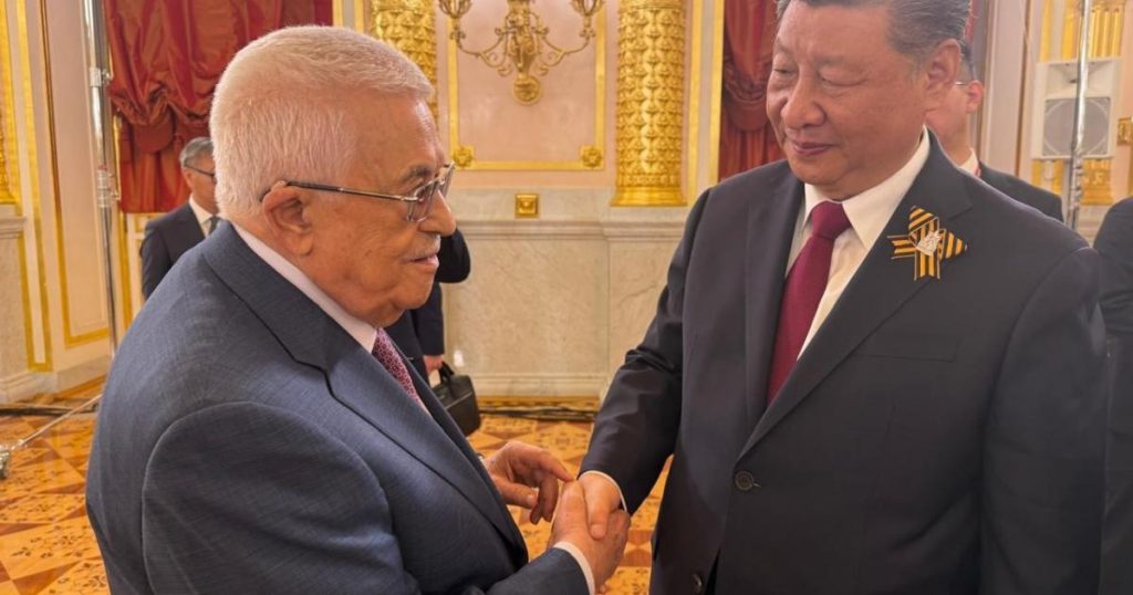 الرئيس عباس يلتقي نظيره الصيني في موسكو