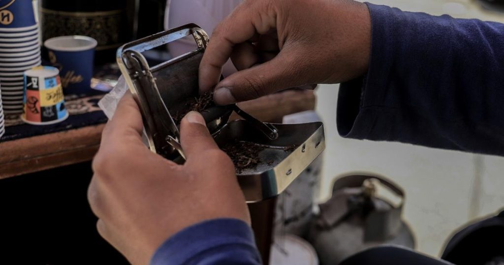 تبغ الفقراء: سجائر الملوخية والجوافة تغزو غزة