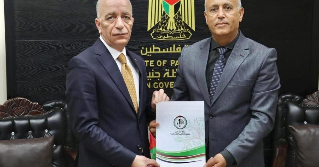 سلطة الأراضي تُسلّم محافظة جنين تخصيصاً رئاسياً لإقامة مستشفى في عرابة