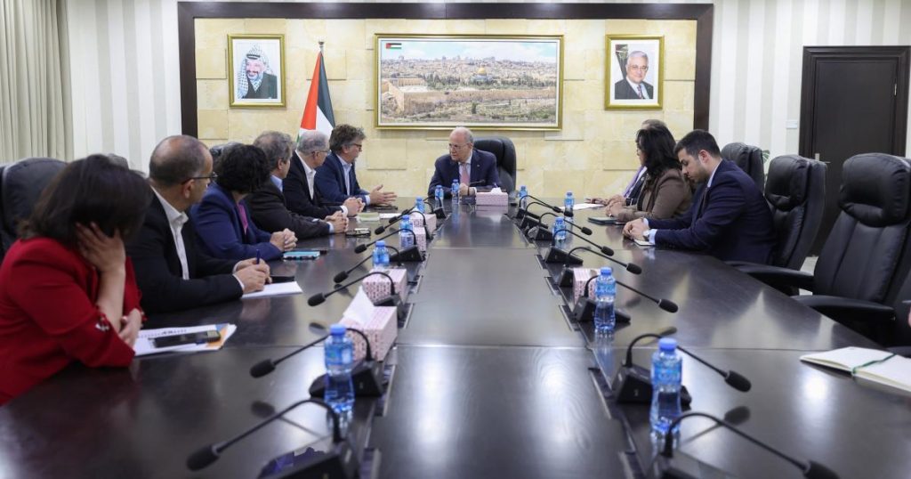 مصطفى يبحث مع ” أنيرا” إدخال المساعدات إلى غزة