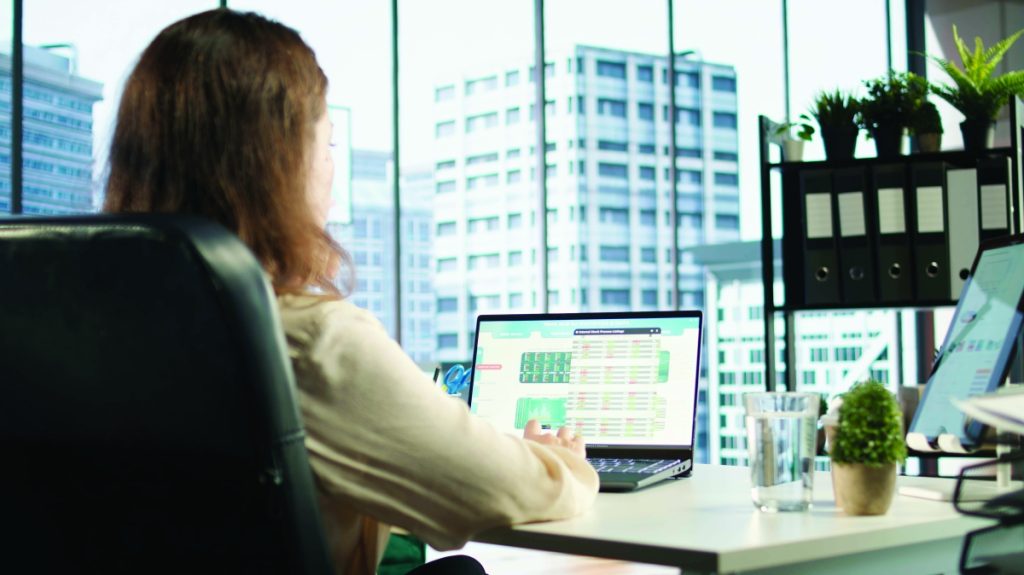 أزواج يشترطون الحصول على نسبة من الراتب للموافقة على عمل الزوجة