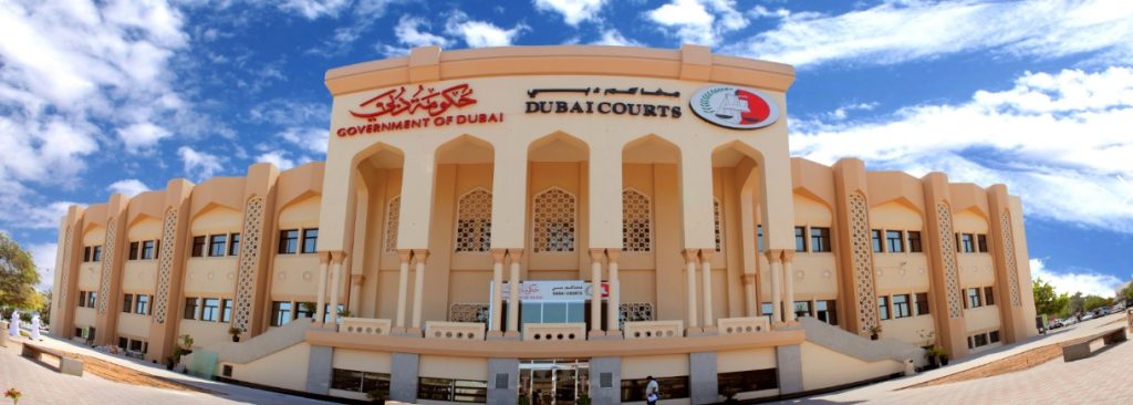 سيارة قديمة تحول مركبة فارهة إلى حطام