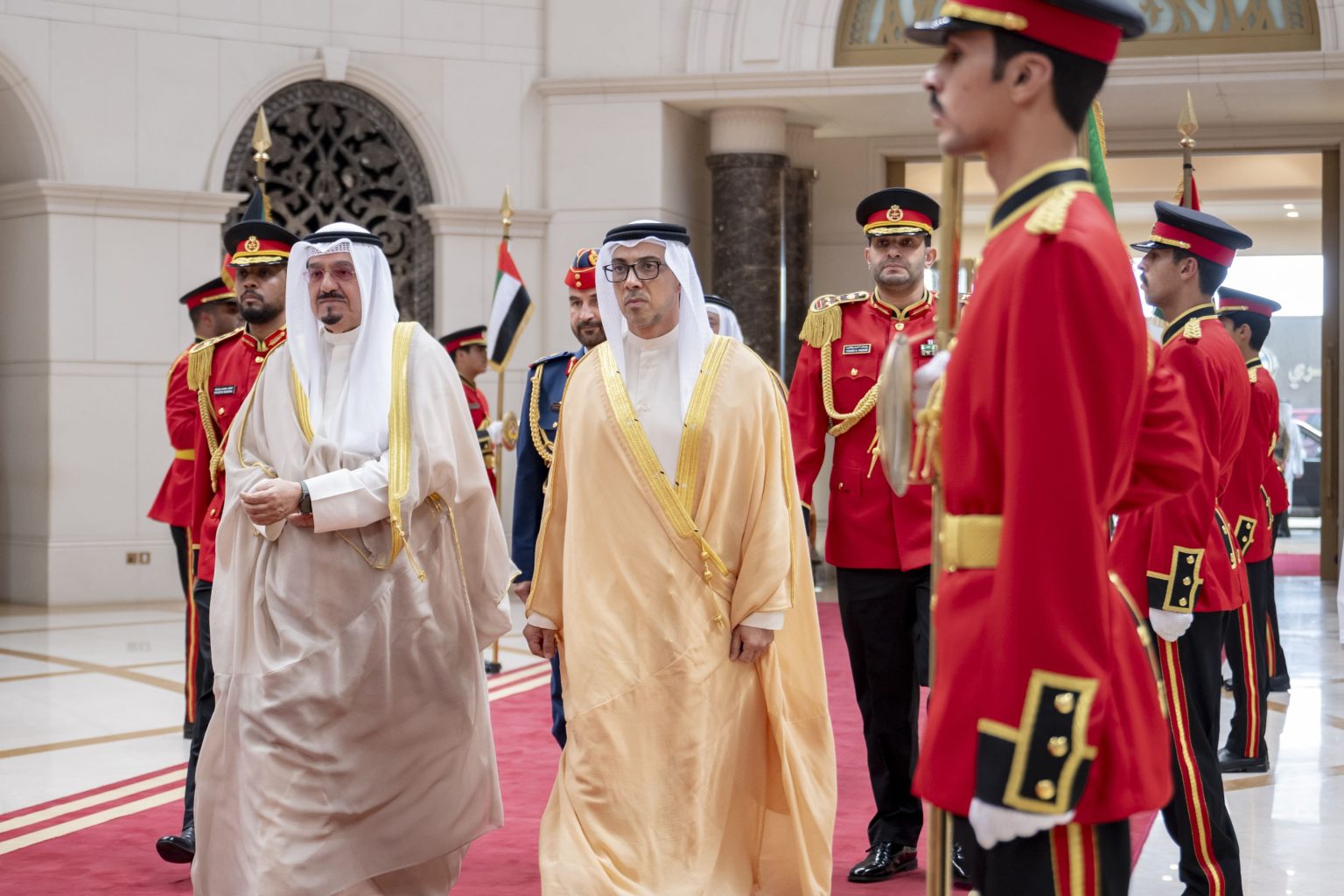 منصور بن زايد يغادر الكويت في ختام زيارته الرسمية