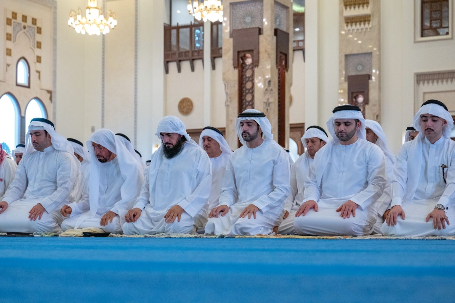 حمدان بن محمد يؤدي صلاة عيد الأضحى بمسجد زعبيل في دبي