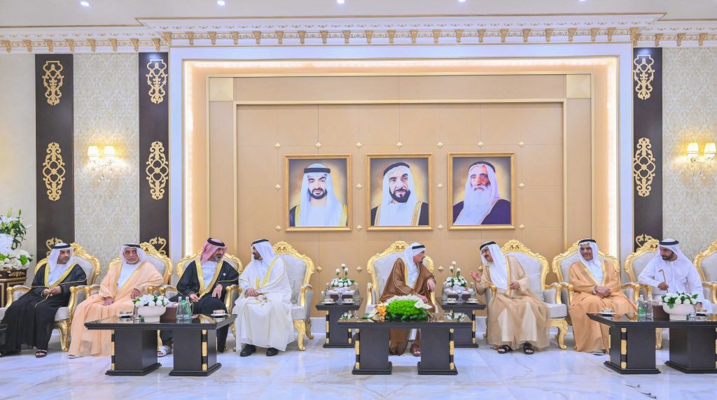 حاكم عجمان ووليّ عهده يواصلان استقبال المهنّئين بعيد الأضحى المبارك