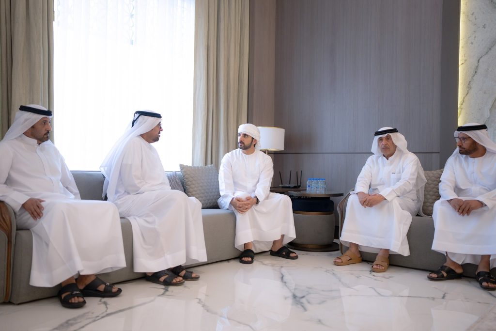 حمدان بن محمد يقدم واجب العزاء في وفاة والدة راشد ثاني المطروشي