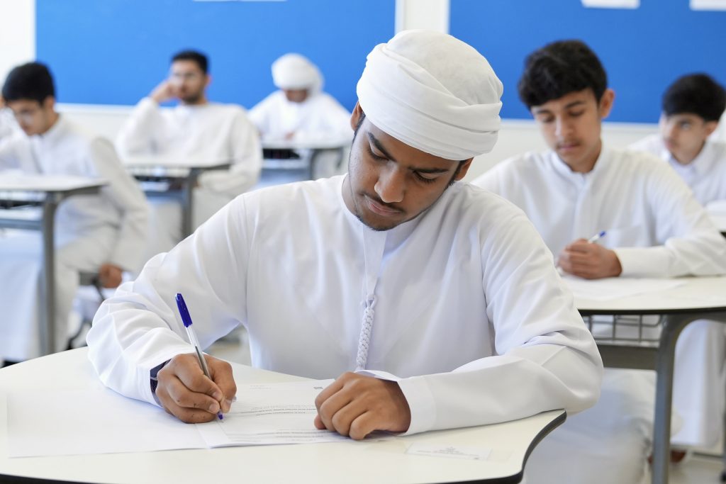 طلبة الصفوف من الثالث إلى الثاني عشر يتقدمون لامتحانات نهاية العام الدراسي الثلاثاء