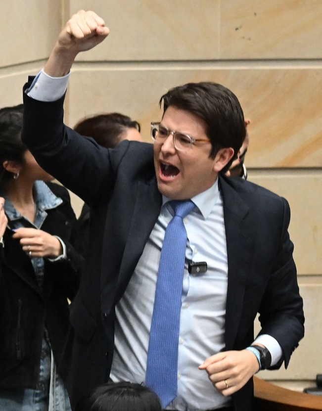 أصيب برصاصتين في الرأس.. نجاح “جراحة” المرشح الرئاسي الكولومبي