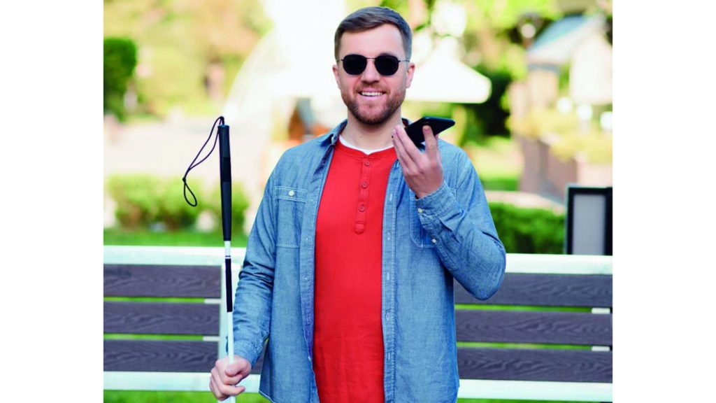 «التطبيقات الذكية».. عيون المكفوفين للرؤية «عبر الصوت»