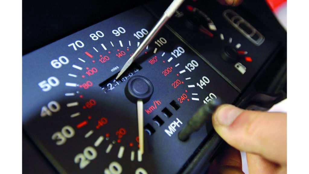 بائعو سيارات مستعملة يخدعون المشترين بإخفاء عيوب جوهرية وتلاعب في عداد المسافة