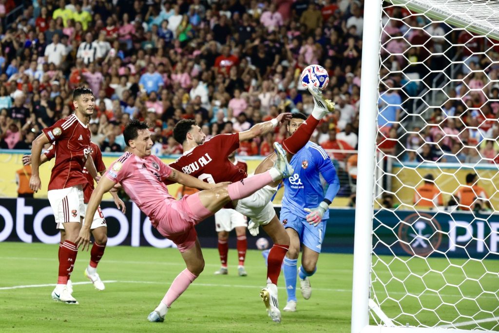 “إنقاذ تاريخي” لشباك الأهلي المصري بطله الفلسطيني وسام أبو علي (فيديو)