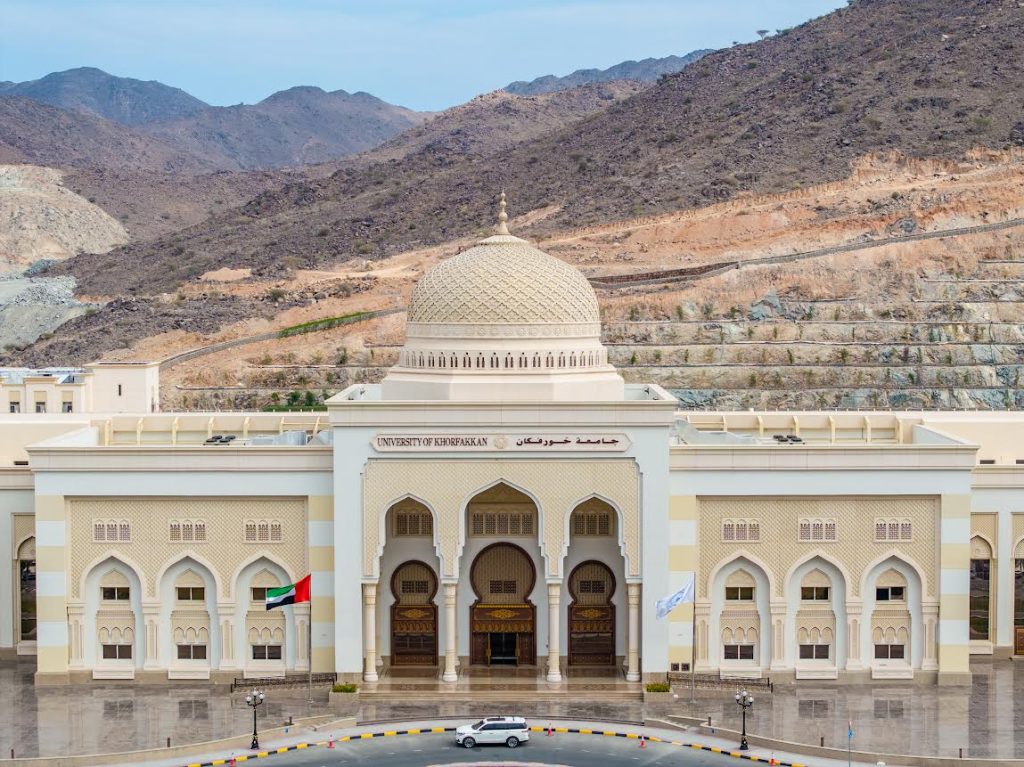 جامعة خورفكان تطلق “كلية الحوسبة والأنظمة الذكية” وبرنامج بكالوريوس بثلاثة مسارات رقمية