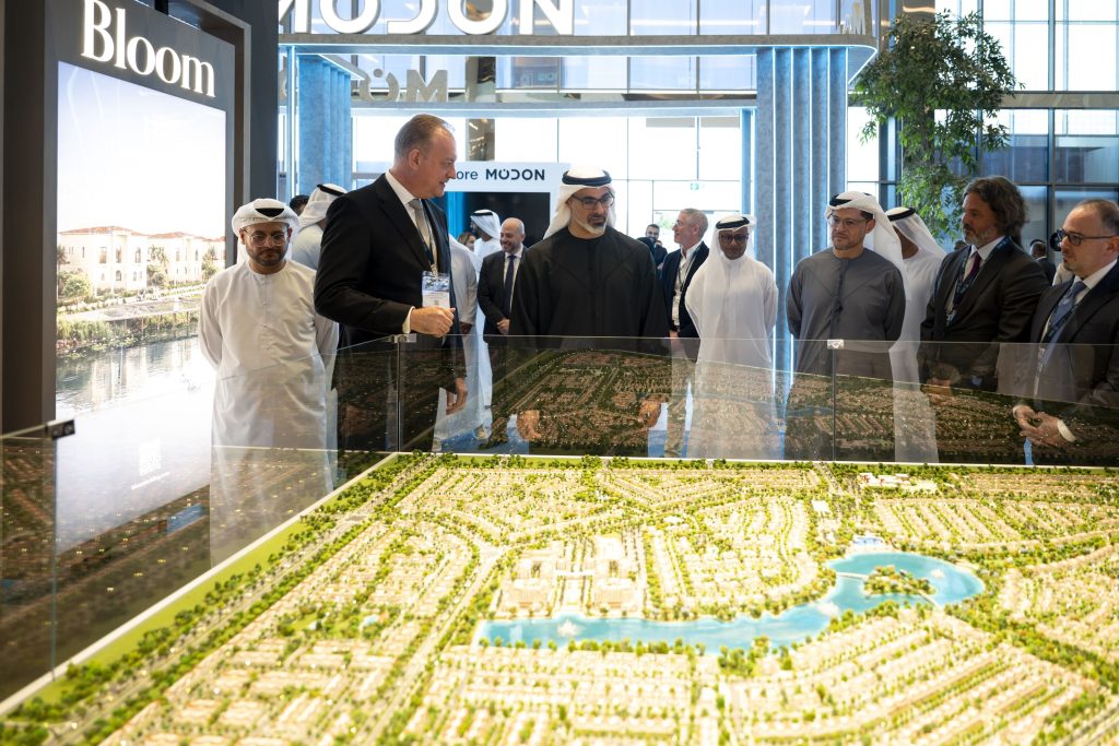 خالد بن محمد بن زايد يشهد جانباً من فعاليات قمة أبوظبي للبنية التحتية