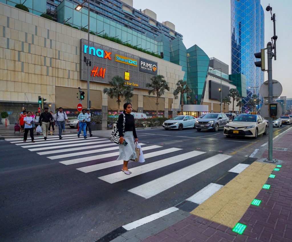 “طرق دبي” تنجز المرحلة الـ2 من مشروع توسعة إشارات المشاة الذكية