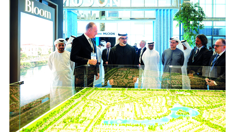 خالد بن محمد يشهد جانباً من فعاليات «قمة أبوظبي للبنية التحتية»