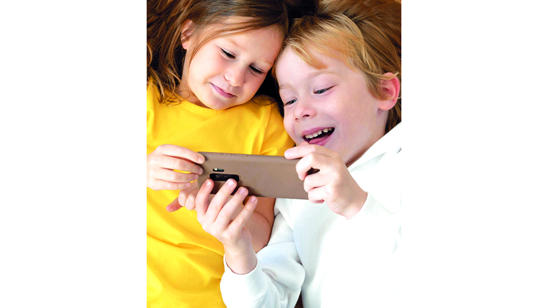 مقاطع «ريلز» تسمم وعي الطفل بمحتوى مَرِح عن «التعصّب»