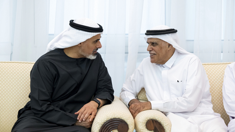 ولي عهد أبوظبي يقدّم واجب العزاء في وفاة محمد إبراهيم عبيدالله