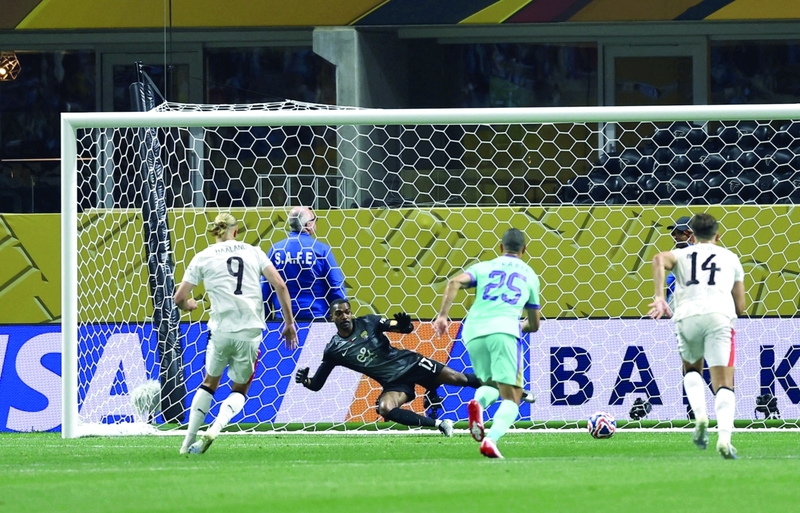 رياضيون: خالد عيسى لا يتحمل كامل مسؤولية الأهداف في شباك العين