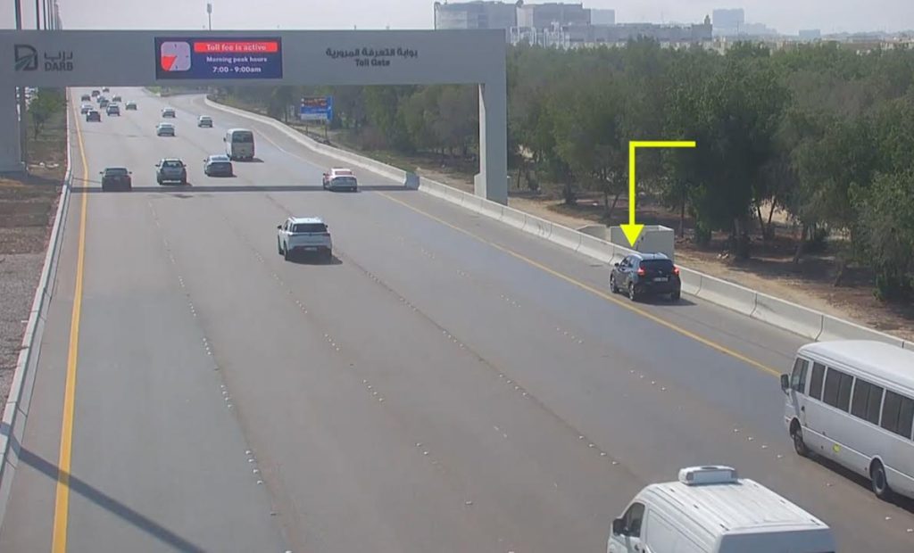 شرطة أبوظبي تحذّر من السلوكيات الخطرة عند بوابة “درب” للتعرفة المرورية