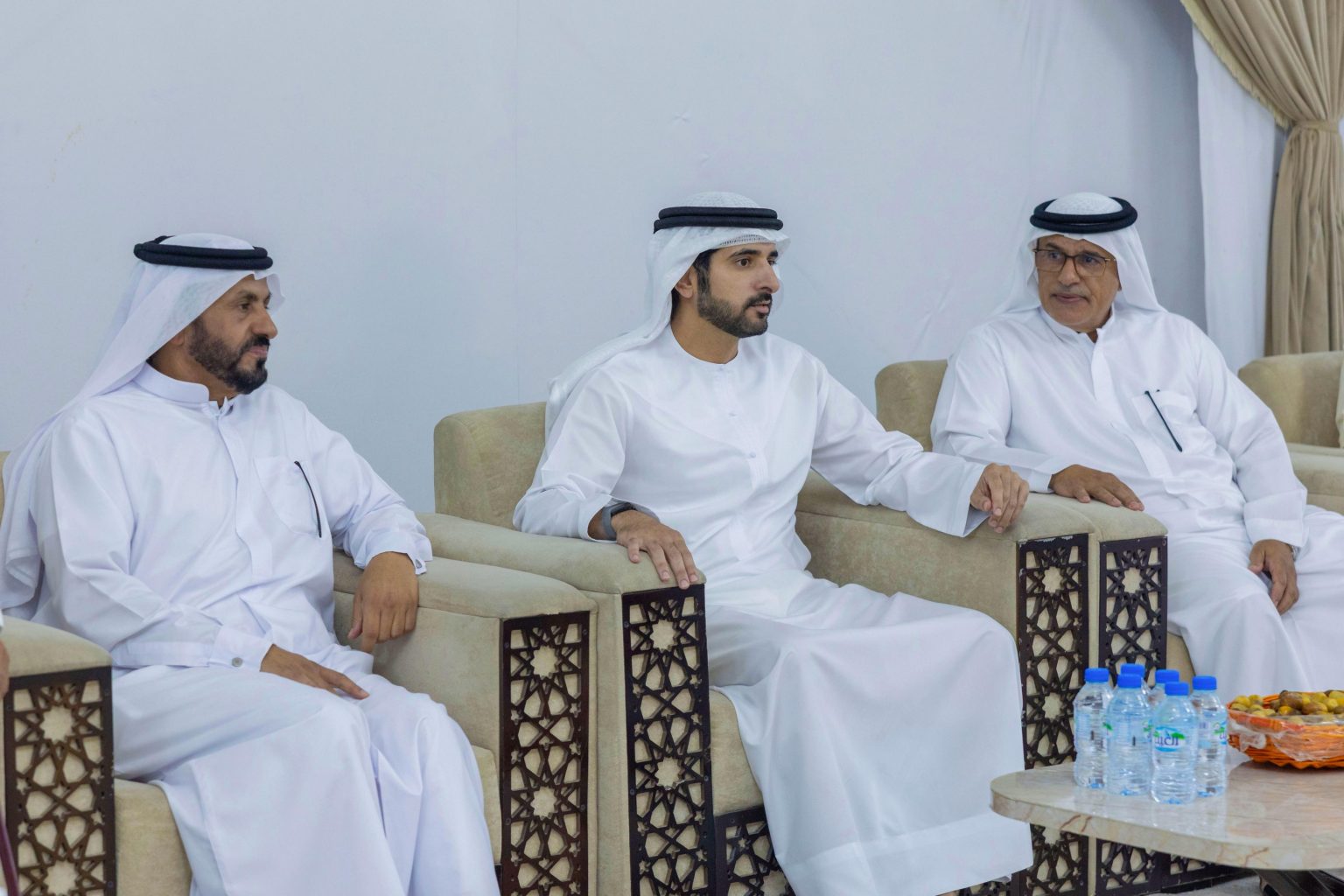 حمدان بن محمد يقدّم واجب العزاء في وفاة محمد سهيل بن عويضان العامري