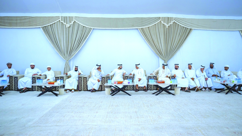 حمدان بن محمد يُقدّم العزاء في وفاة محمد سهيل بن عويضان العامري