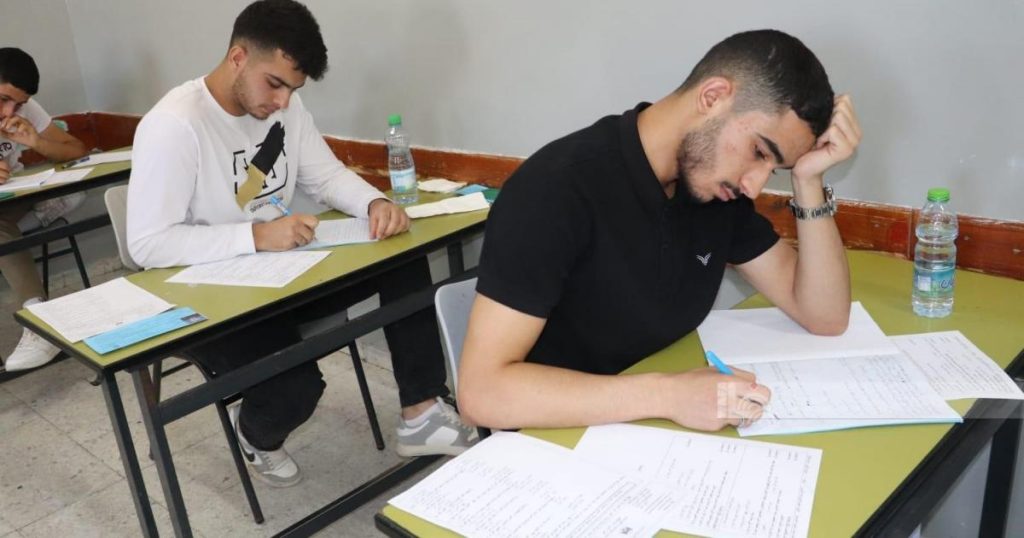 بالصور: إجابات امتحان اللغة العربية 2025 الورقة الثانية في فلسطين
