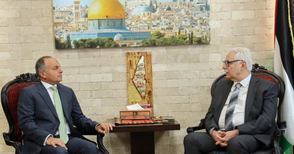 وزير الصحة يبحث مع السفير المصري تعزيز التعاون الصحي في ظل التحديات الراهنة