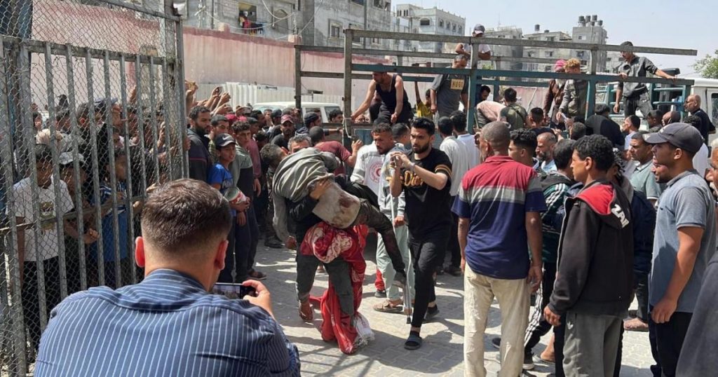شهيد و14 إصابة في استهداف الاحتلال نقطة توزيع مساعدات وسط قطاع غزة