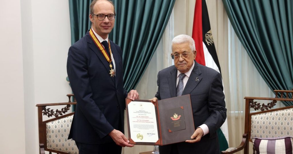 الرئيس عباس يستقبل القنصل البلجيكي لمناسبة انتهاء مهامه ويمنحه نجمة الصداقة