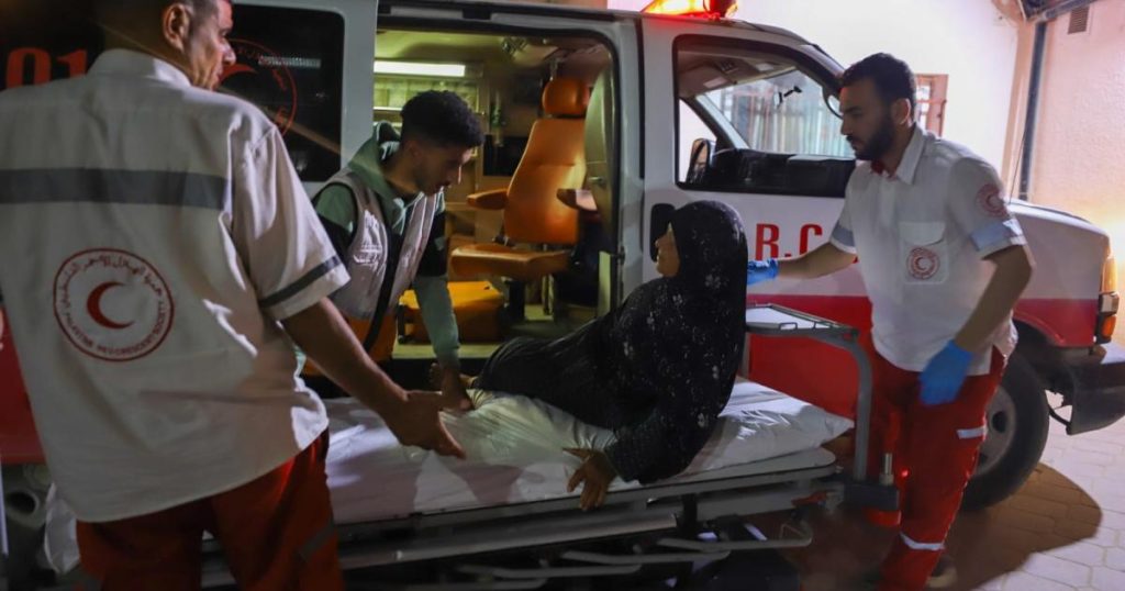 مستشفى الأمل في خان يونس يواصل تقديم خدماته رغم التحديات ويستقبل وفودًا طبية