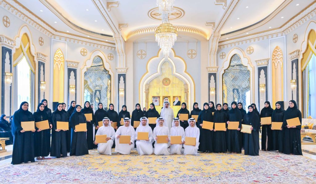 حاكم عجمان وولي عهده يستقبلان أوائل الثانوية العامة في الإمارة