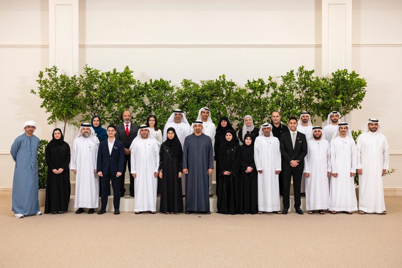 رئيس الدولة يستقبل أوائل الصف الثاني عشر وأولياء أمورهم وعدداً من القيادات التربوية