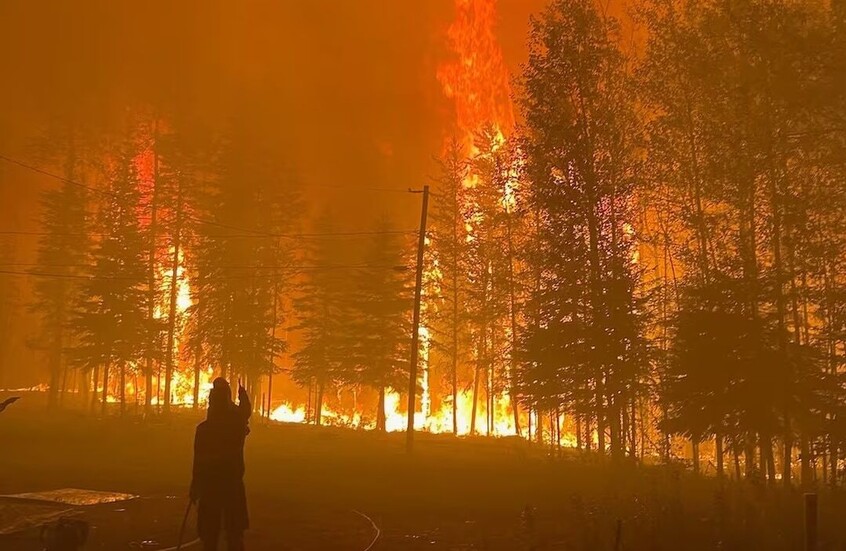 أعضاء كونغرس أمريكيون لكندا : دخان حرائقكم يفسد علينا الصيف