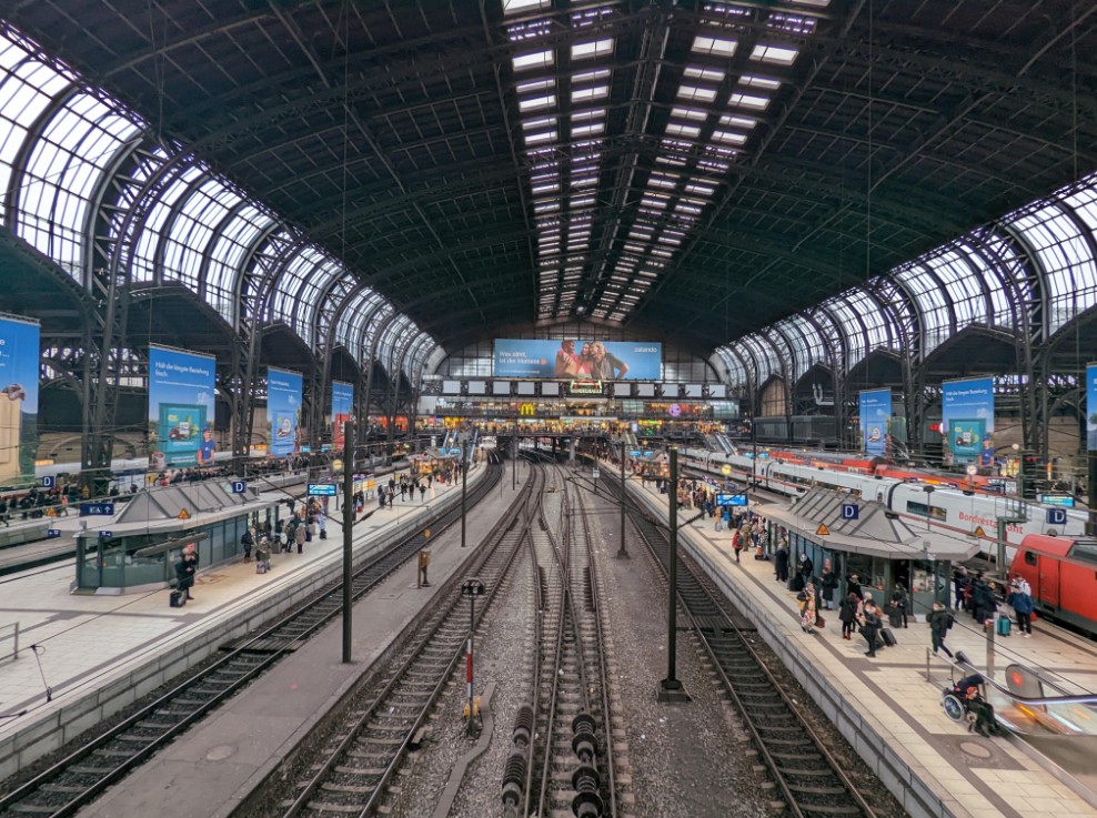 قطار يسحب شاب في محطة قطارات هامبورج