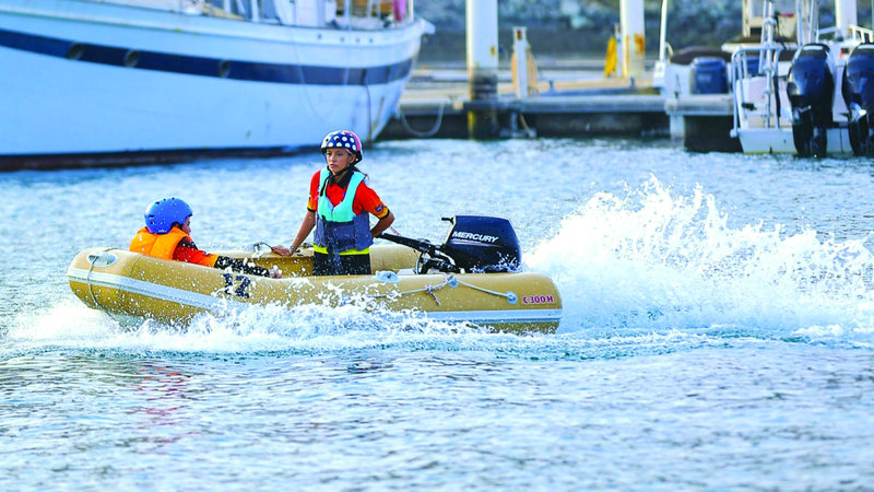 دانة الزعابي.. أصغر بطلة إماراتية تنافس عالمياً في الرياضات البحرية