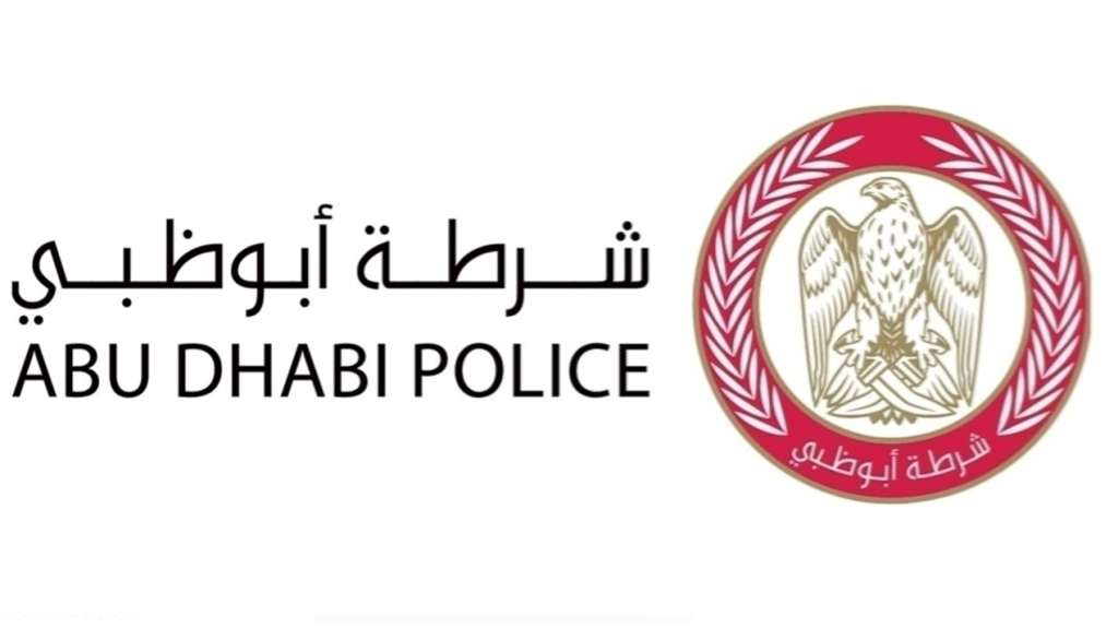 شرطة أبوظبي تدعو السائقين بعدم الانشغال بالهاتف أثناء عبور “الإشارة الضوئية”