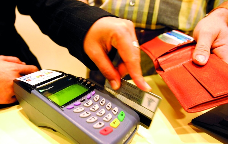 بنك محلي يرفع رسوم الاستخدام الدولي لبطاقات «الخصم المباشر»