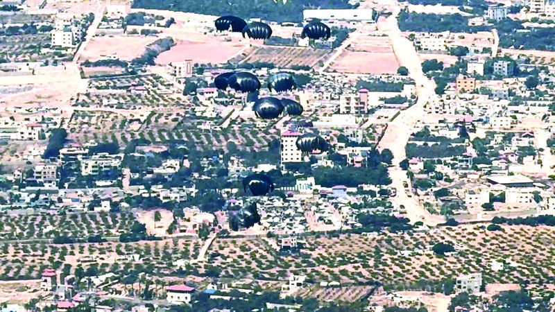 «طيور الخير» الإماراتية تواصل إسقاط المساعدات فوق غزة