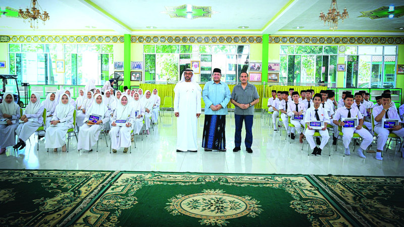 «الأخوة الإنسانية» تقدّم أجهزة لوحية ذكية لطلاب مدارس في إندونيسيا