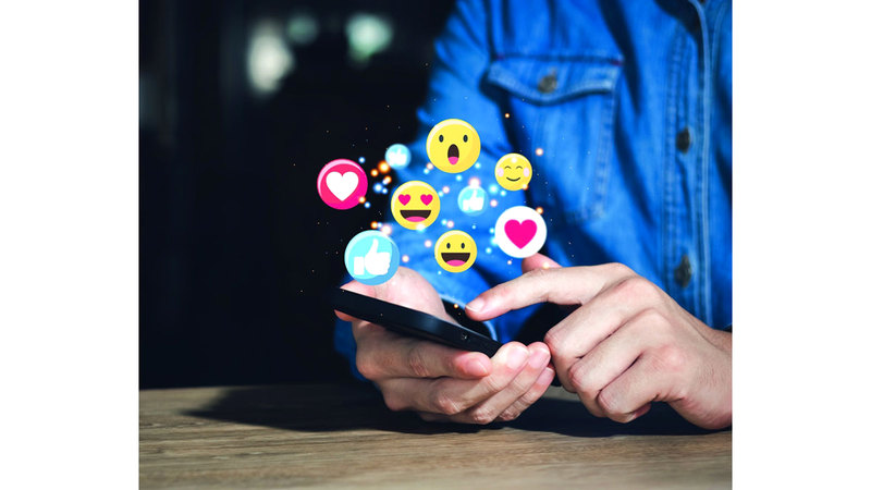 «السوشيال ميديا» تهدد استقرار الأسرة.. وتزيد معدلات الطلاق