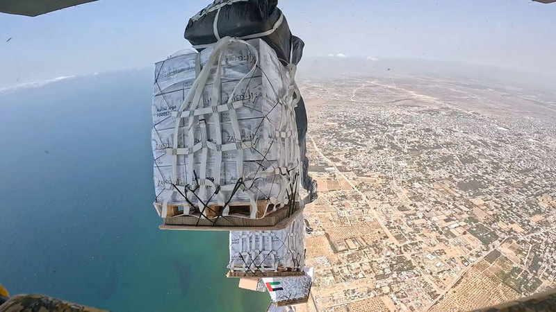 الإمارات تواصل إسقاط المساعدات فوق غزة ضمن عملية «طيور الخير»