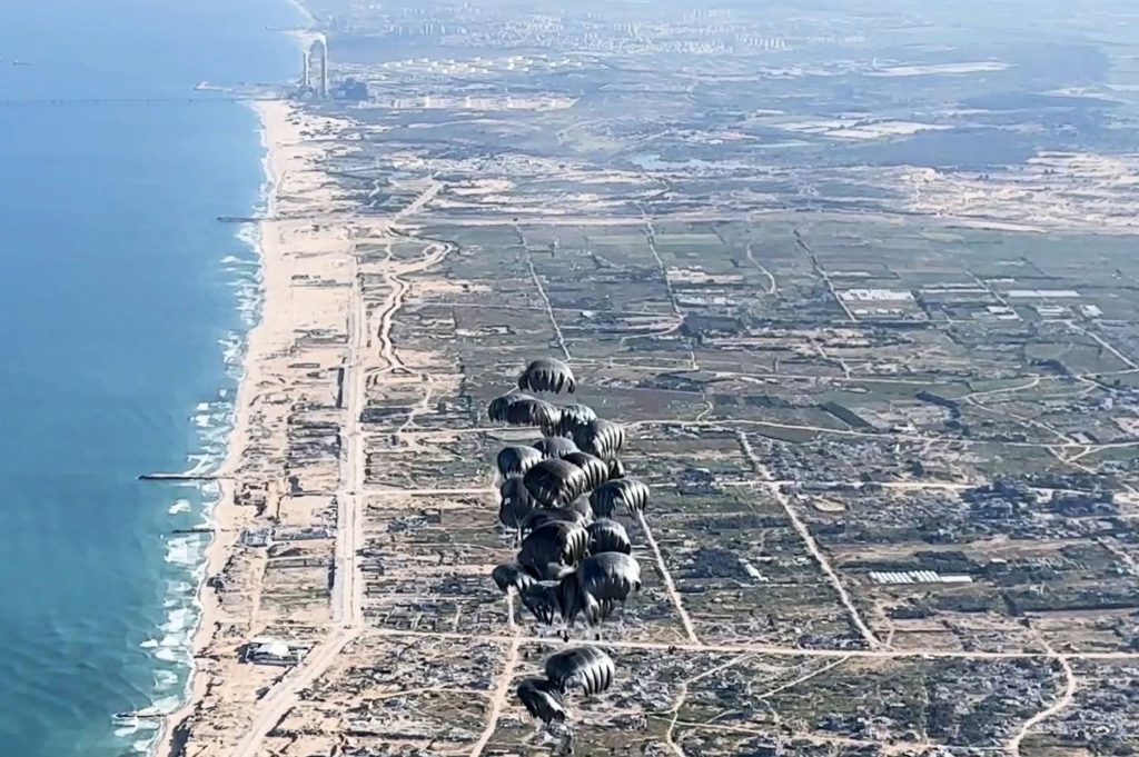 الإمارات تواصل الإنزال الجوي للمساعدات وتُدخل 58 شاحنة لدعم غزة