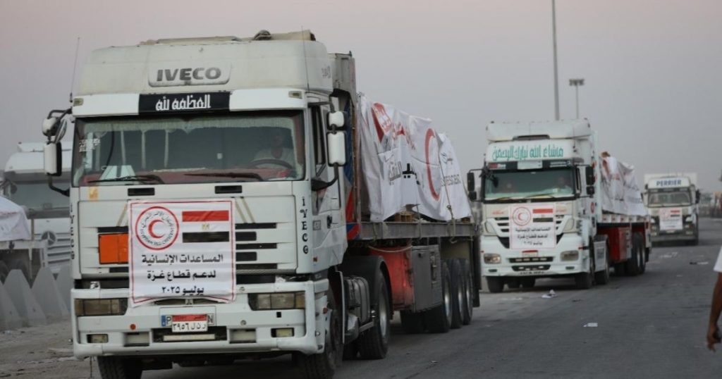 غزة – 87 شاحنة مساعدات دخلت القطاع اليوم