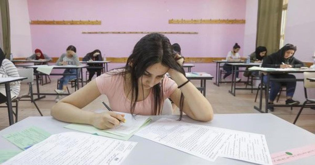 إجابات امتحان الكيمياء توجيهي 2025 في فلسطين – العلمي