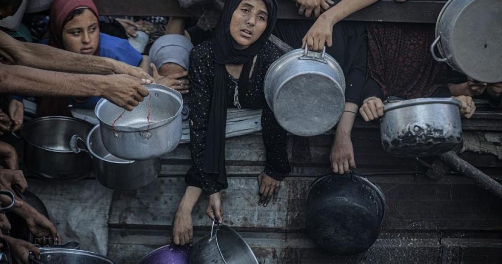 الرئيس عباس يباشر حملة اتصالات دولية لوقف التجويع كسلاح إبادة في غزة