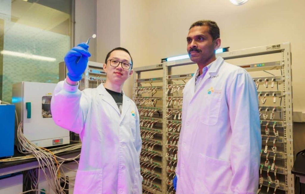 إنجاز علمي.. “كاوست” تبتكر حلًا لإطالة عمر البطاريات المائية بأكثر من 10 أضعاف