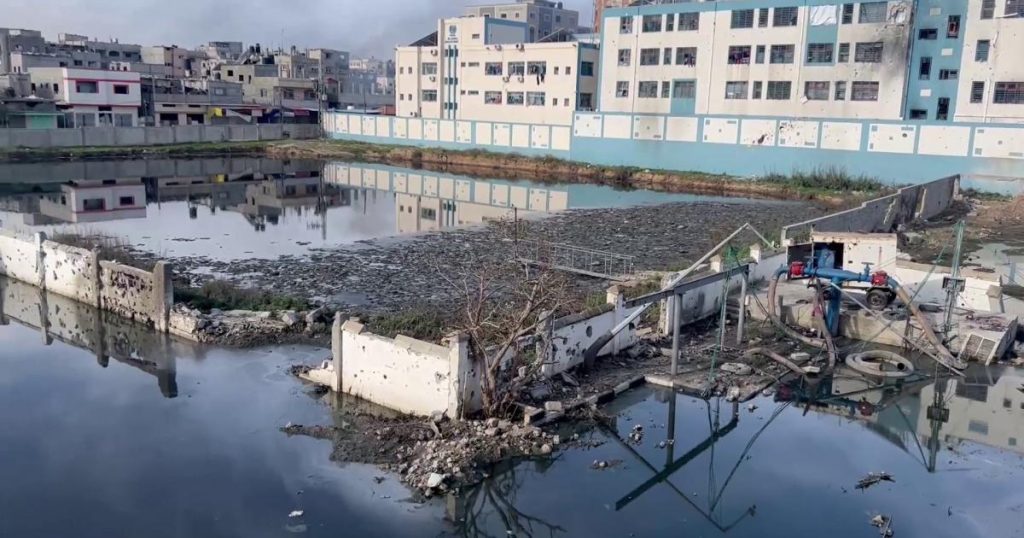 بلدية غزة تُحذّر من آثار ضخ مياه الصرف الصحي لشاطئ البحر