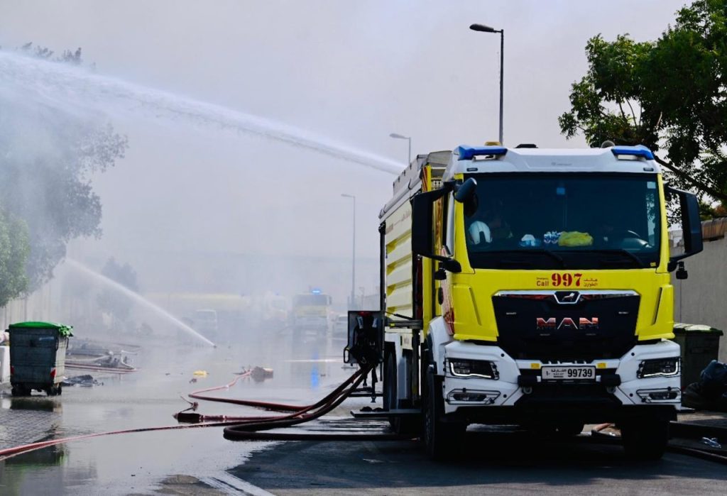 السيطرة على حريق في مواقع قطع غيار سيارات مستعملة بالشارقة دون تسجيل إصابات