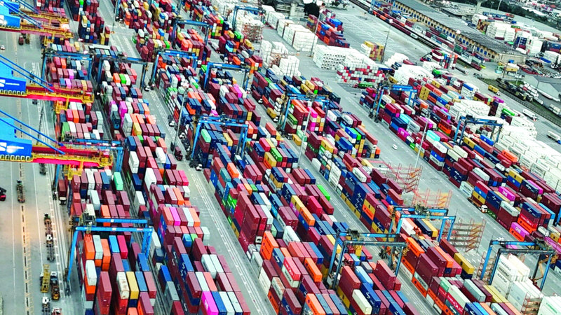 ترامب يزيد الرسوم الجمركية على عشرات الدول