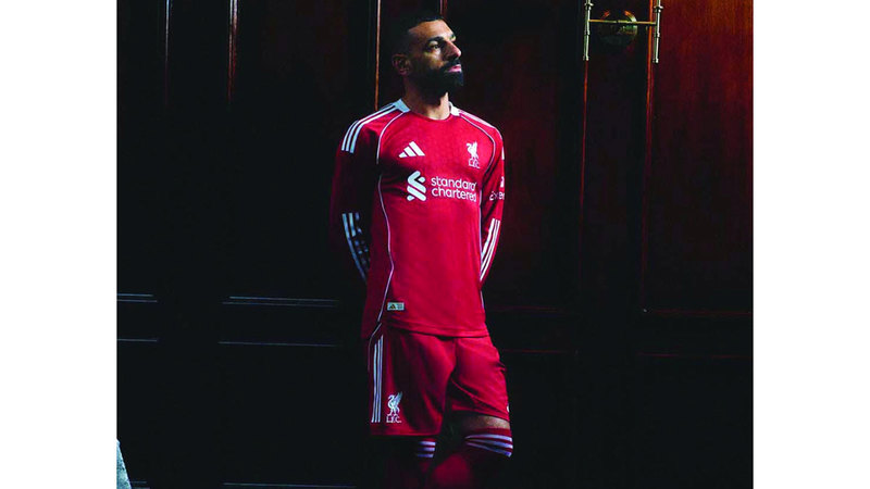 ليفربول يكشف عن قمصانه للموسم الجديد بمشاركة صلاح